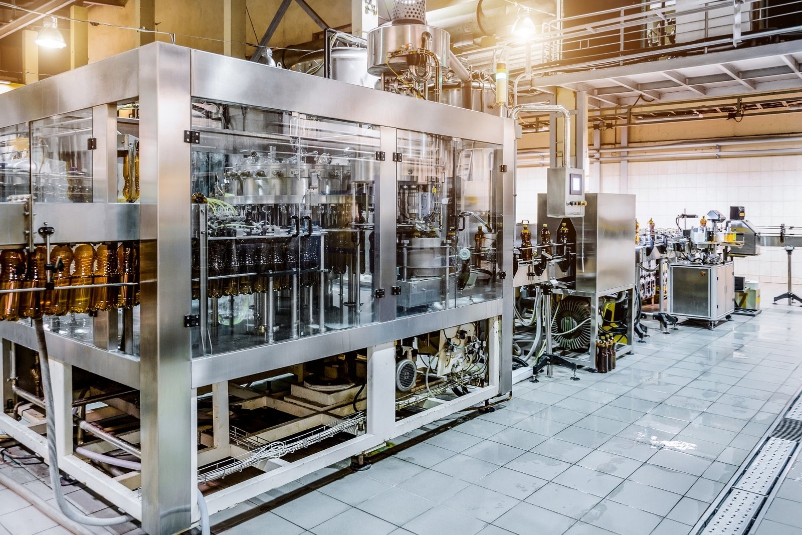 Abfüllmaschine zur Dosierung flüssiger Produkte in einer Produktionslinie